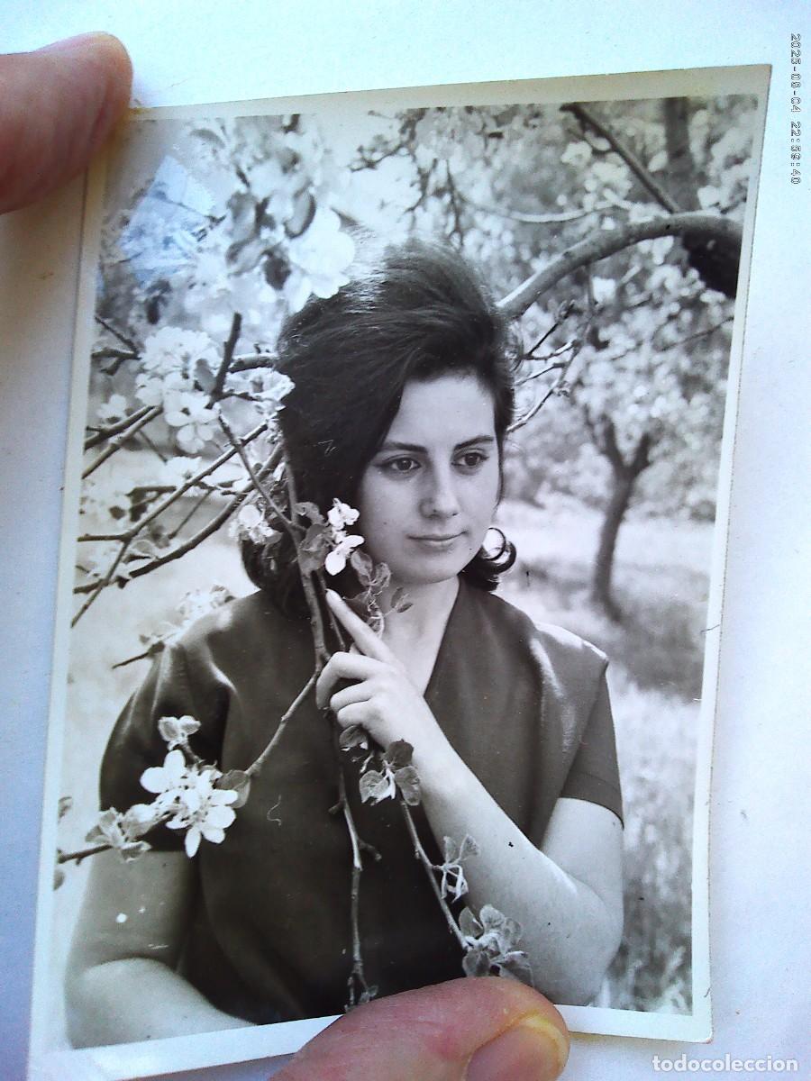 Fotograf&iacute;a antigua: PRECIOSA FOTO DE CHICA Y FLORES . DE VICTOR , LA BA&Ntilde;EZA ( LEON )