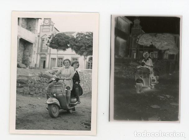 Fotografia antica: MOTO VESPA. DOS MUJERES POSANDO. LOTE DE FOTO Y NEGATIVO EN ACETATO. OVIEDO. ASTURIAS.A&Ntilde;OS 50