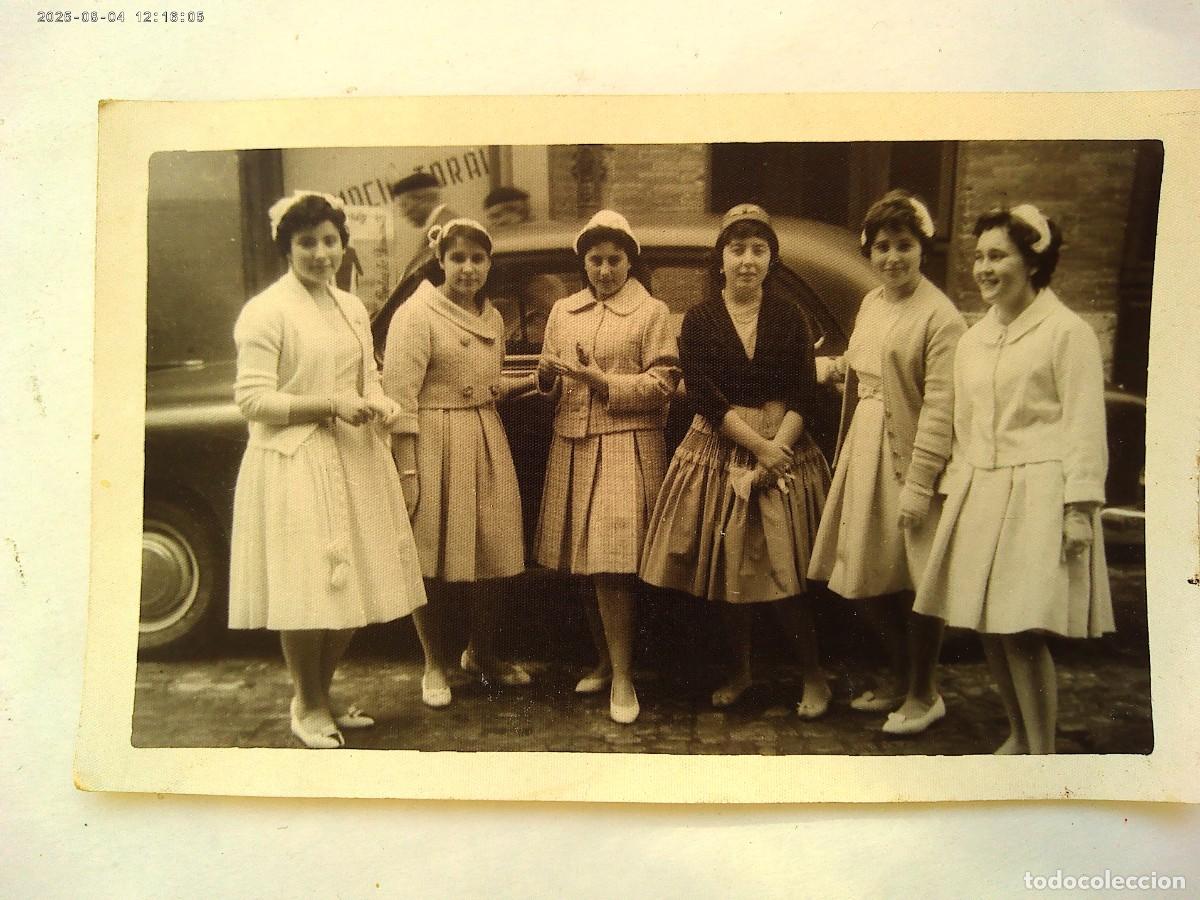Fotograf&iacute;a antigua: FOTO DE CHICAS ELEGANTES Y COCHE DE EPOCA . DE LEONARDO , LA BA&Ntilde;EZA ( LEON )