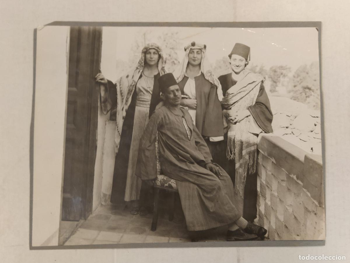 Fotografia antiga: HOMBRE ARABE JUNTO A MUJERES BLANCAS CON VESTIDO ARABE - FOTOGRAFIA ANTIGUA - MONTEVIDEO 1953