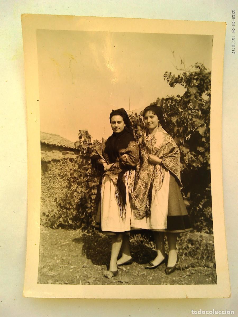 Fotografia antica: FOTO DE CHICAS VESTIDAS CON TRAJE REGIONAL, GALICIA O ASTURIAS (?)