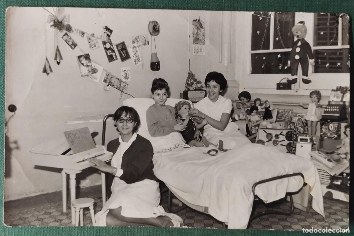 Fotograf&iacute;a antigua: FOTO HOSPITAL CLINICO (BARCELONA) SALA POLIO DIA DE REYES