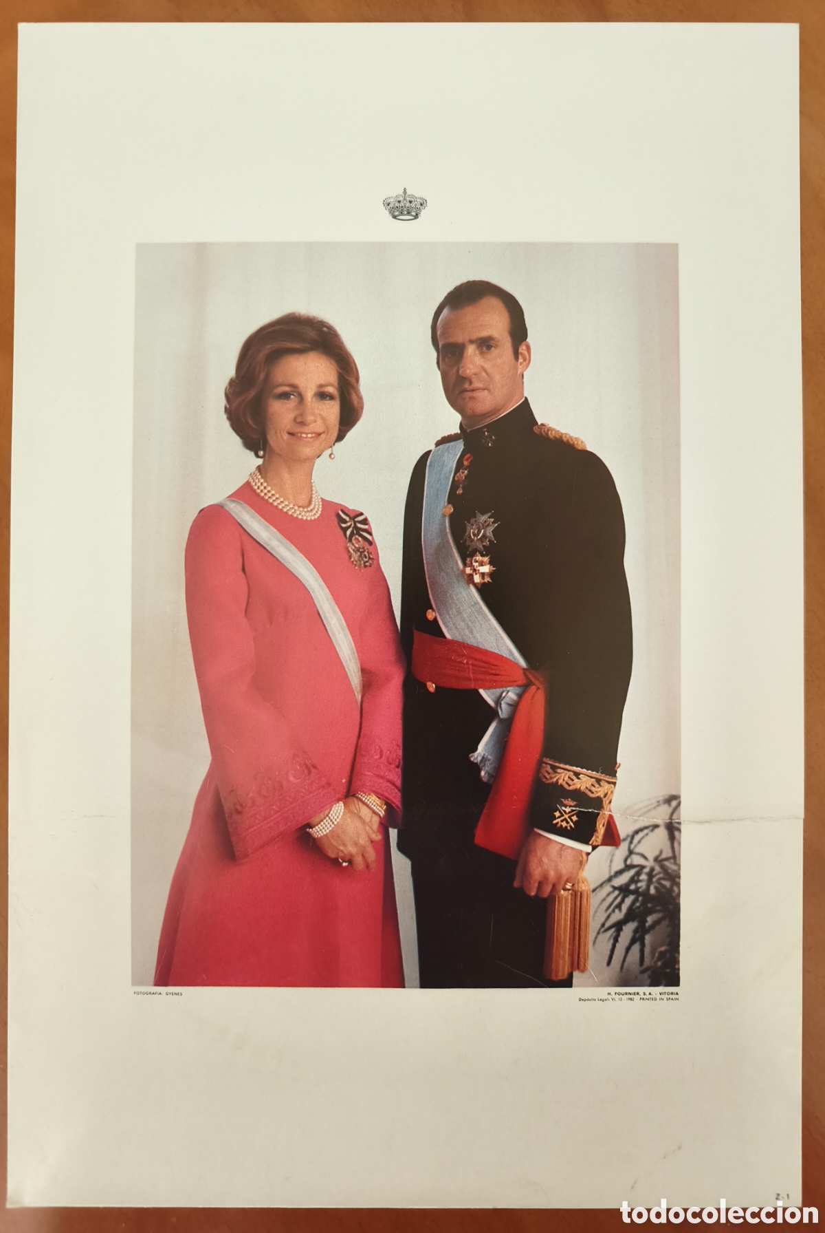 Fotograf&iacute;a antigua: L&aacute;mina Retrato Oficial Reyes Juan Carlos I y Sof&iacute;a - Fournier 1982 (Con tara / rotura)