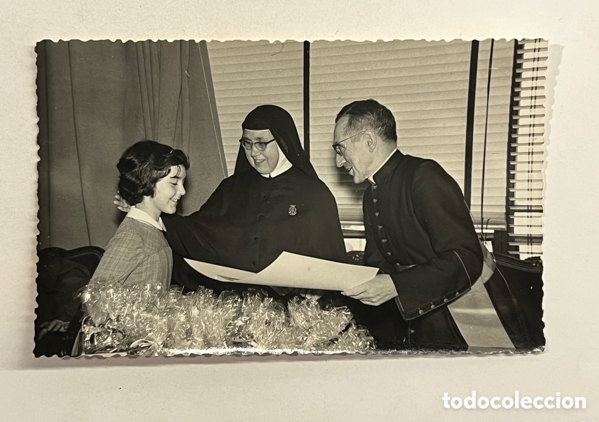 Fotografia antica: VALENCIA Recuerdo escolar.. Diplomas por fin de curso.. Colegio Santa Ana..? Valencia (a.1960)