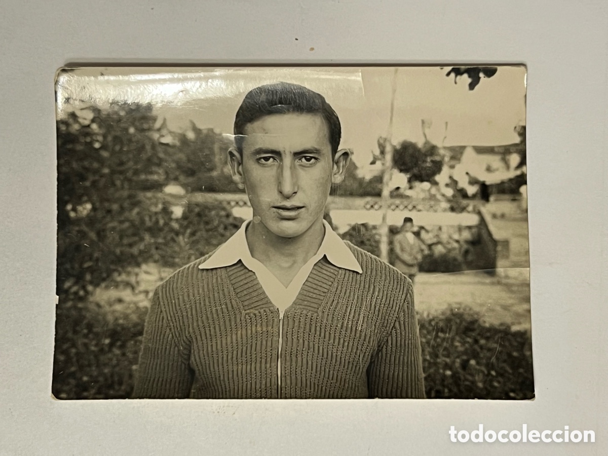 Alte Fotografie: EL APUESTO JOVEN QUE QUER&Iacute;A SER FUTBOLISTA&hellip; Valencia (h.1950?)