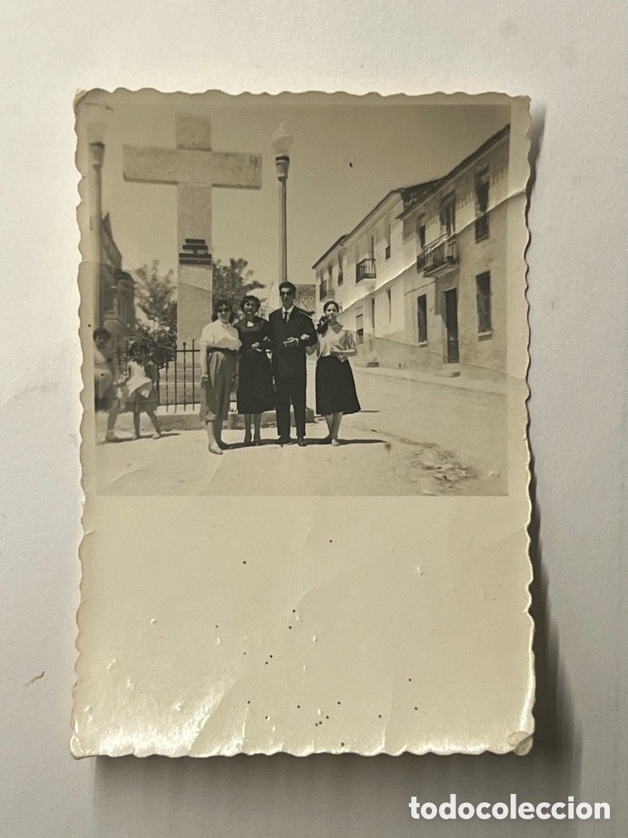 Fotografia antiga: TITAGUAS ? OSET ? VILLAR DEL ARZOBISPO ? Fotograf&iacute;a a la entrada del pueblo junto a la Cruz&hellip;