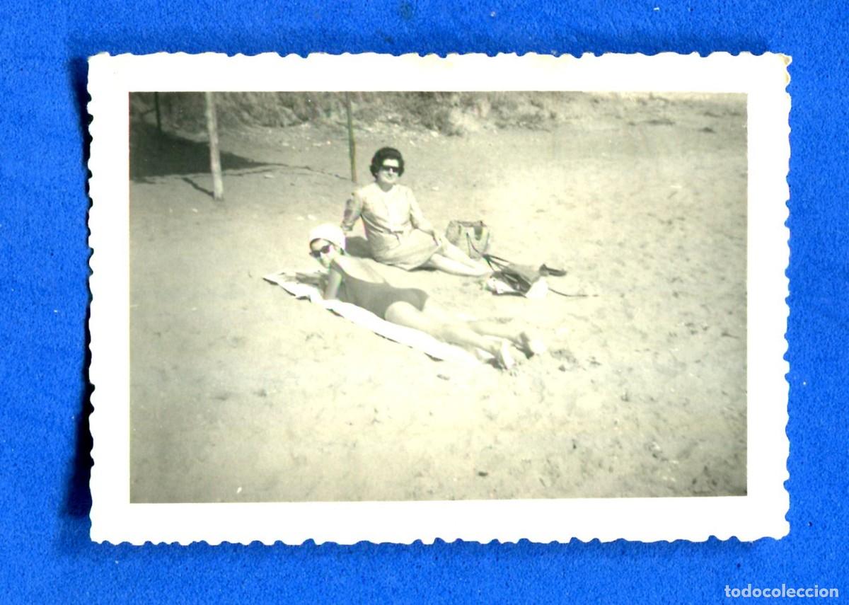 Fotografia antiga: ANTIGUA FOTOGRAFIA MUJERES EN PLAYA