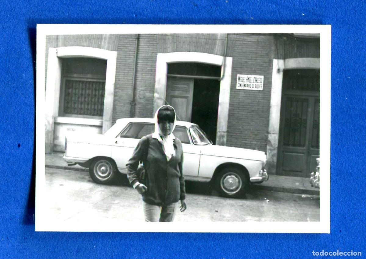 Alte Fotografie: FOTOGRAFIA MUJER JUNTO A COCHE