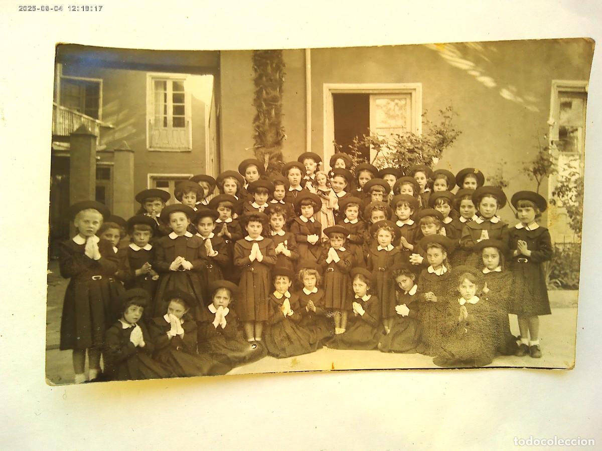 Fotograf&iacute;a antigua: FOTO ESCOLAR : NI&Ntilde;AS CON UNIFORME EN POSICION DE REZO CON IMAGEN DEL NI&Ntilde;O JESUS , A&Ntilde;OS 40