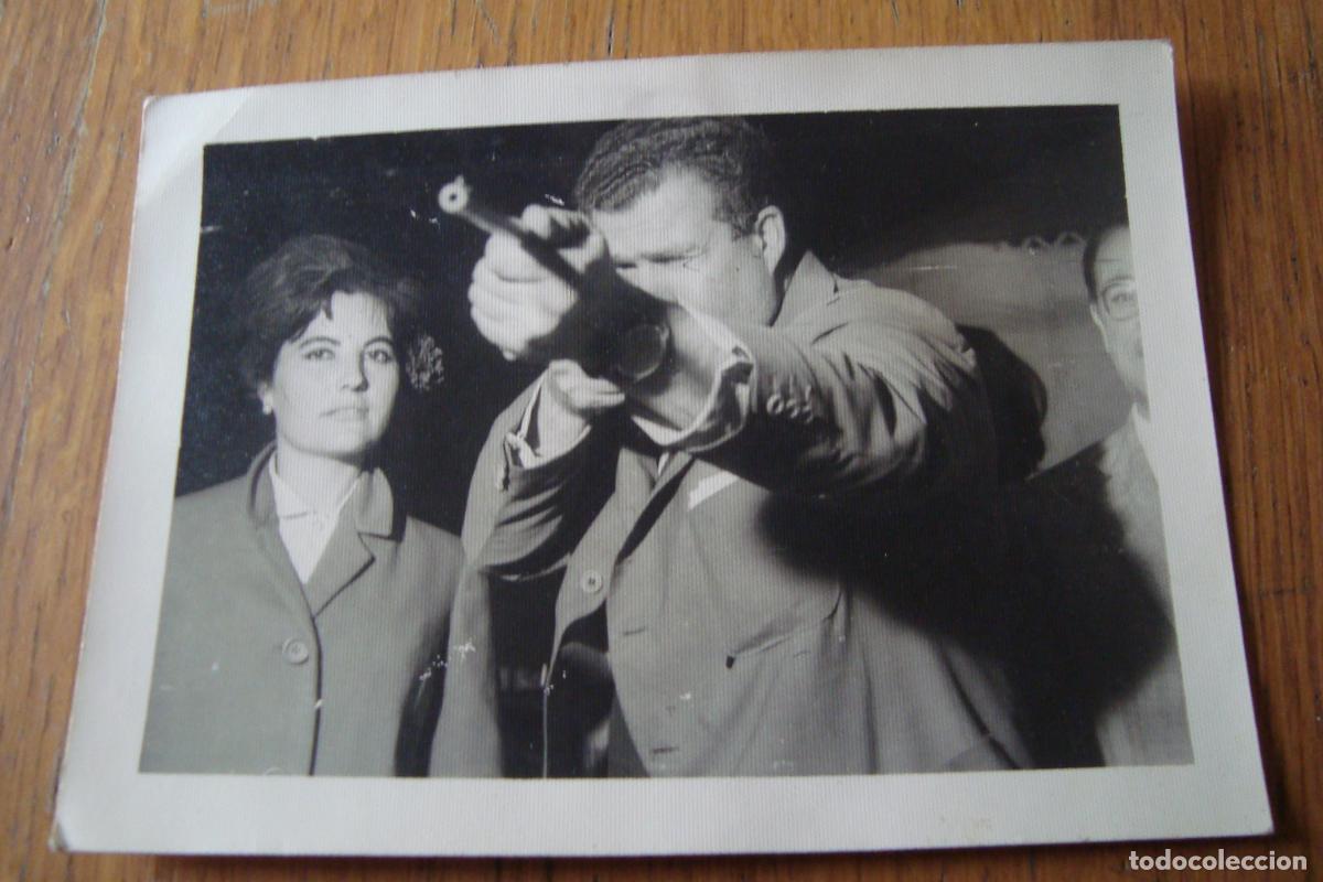 Fotograf&iacute;a antigua: ANTIGUA FOTOGRAFIA SE&Ntilde;OR DISPARANDO ESCOPETA DE FERIA. MADRID 1965