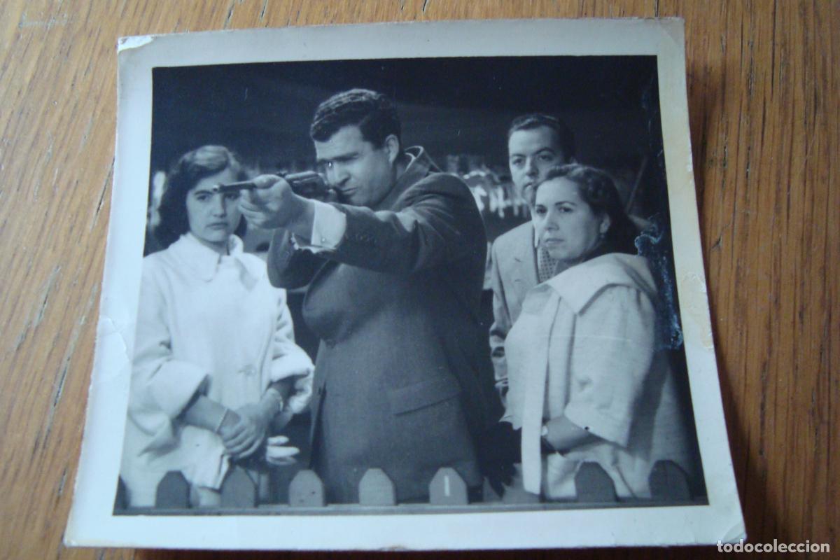Fotograf&iacute;a antigua: ANTIGUA FOTOGRAFIA SE&Ntilde;OR DISPARANDO ESCOPETA DE FERIA. A&Ntilde;OS 60.