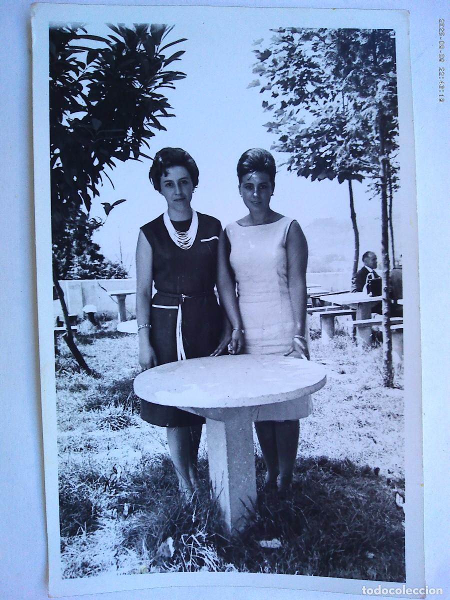 Fotograf&iacute;a antigua: FOTO DE CHICAS EN EL PARQUE , A&Ntilde;OS 60 . DE LASEN , OVIEDO