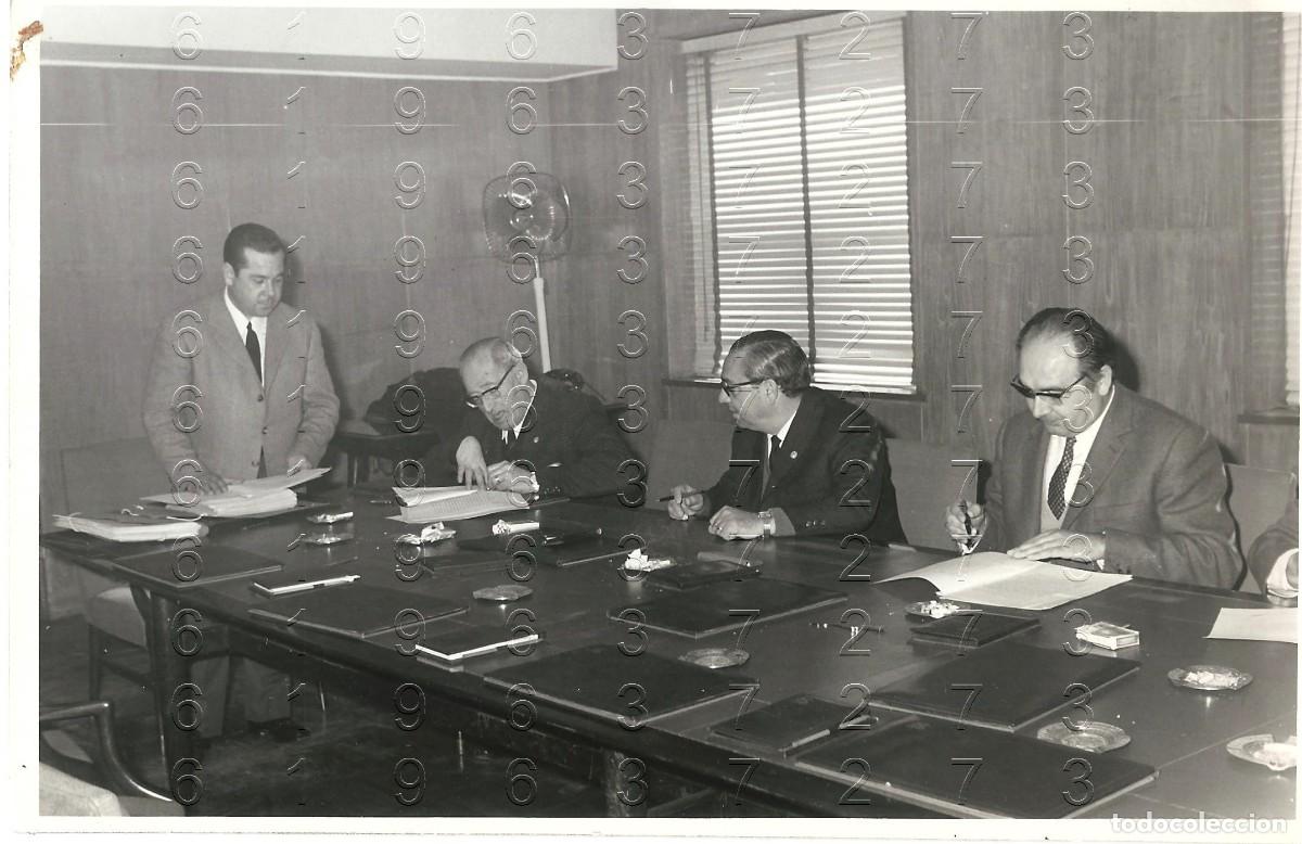 Fotograf&iacute;a antigua: SEVILLA VIVIENDAS VIRGEN DE LA ESPERANZA 1963 FIRMA ESCRITURAS FOTOGRAFIA UNICA 18X12 M40