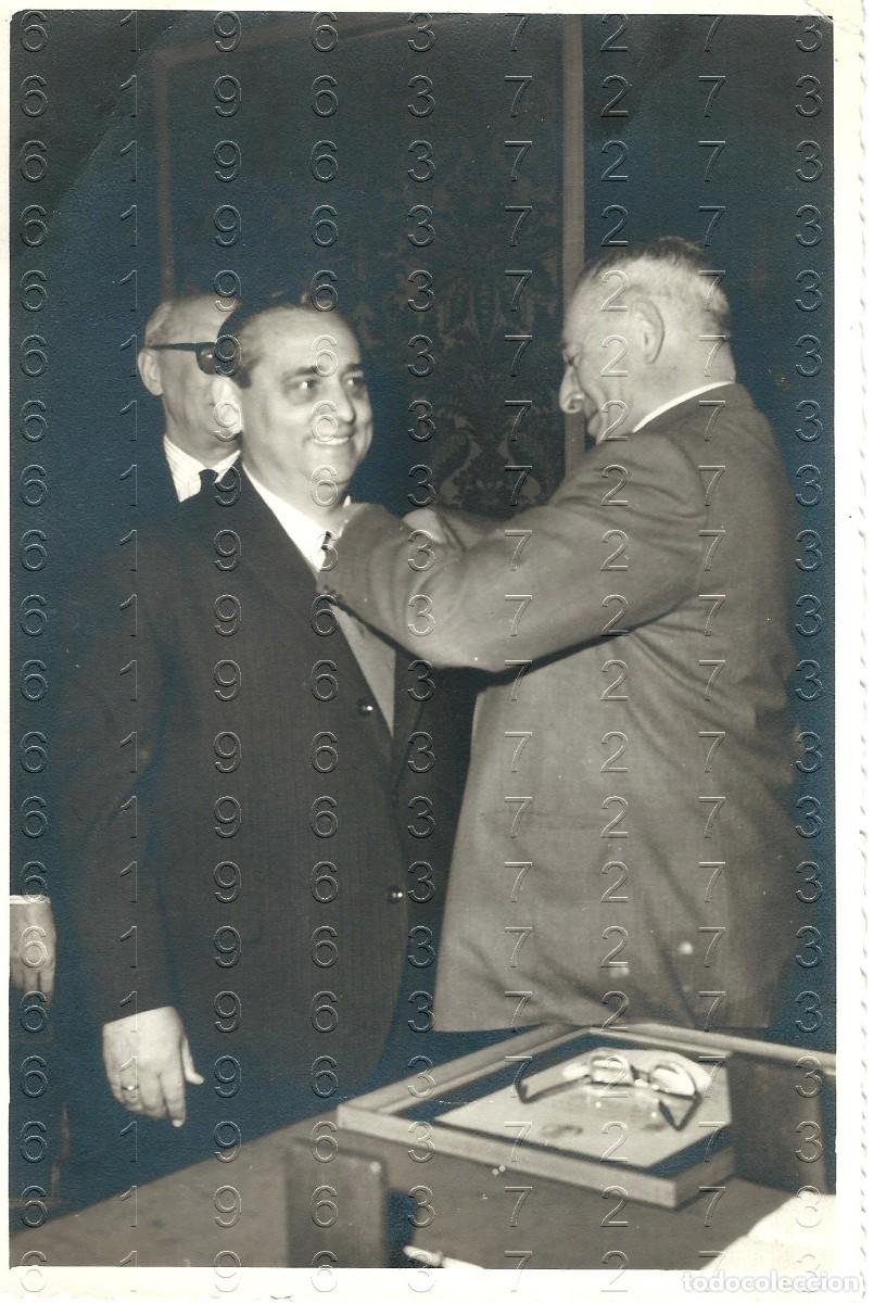 Fotografia antiga: SEVILLA DIANEZ IMPOSICION MEDALLA DE PLATA 1966 AGENTES COMERCIALES FOTOGRAFIA UNICA 17X11 M40