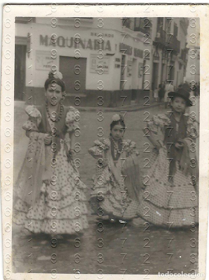 Fotograf&iacute;a antigua: SEVILLA CALLE DELGADO A&Ntilde;OS 40 FERIA DE ABRIL FOTOGRAFIA UNICA 8X6 1961 M38