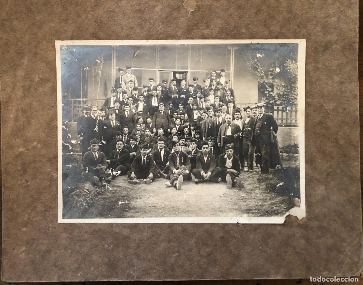 Alte Fotografie: FOTO DE HOMBRES CON BARRETINA, PODR&Iacute;A SER AITONA (LLEIDA). MEDIDAS 20 X 25, INCLUIDO CART&Oacute;N.