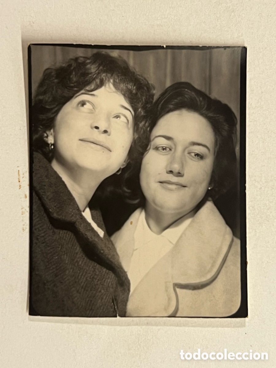 Fotografia antica: FOTOMATON.. Amigas para siempre&hellip; (h.1950?) Med&iacute;das: 4 x 5 cm., aproximadamente
