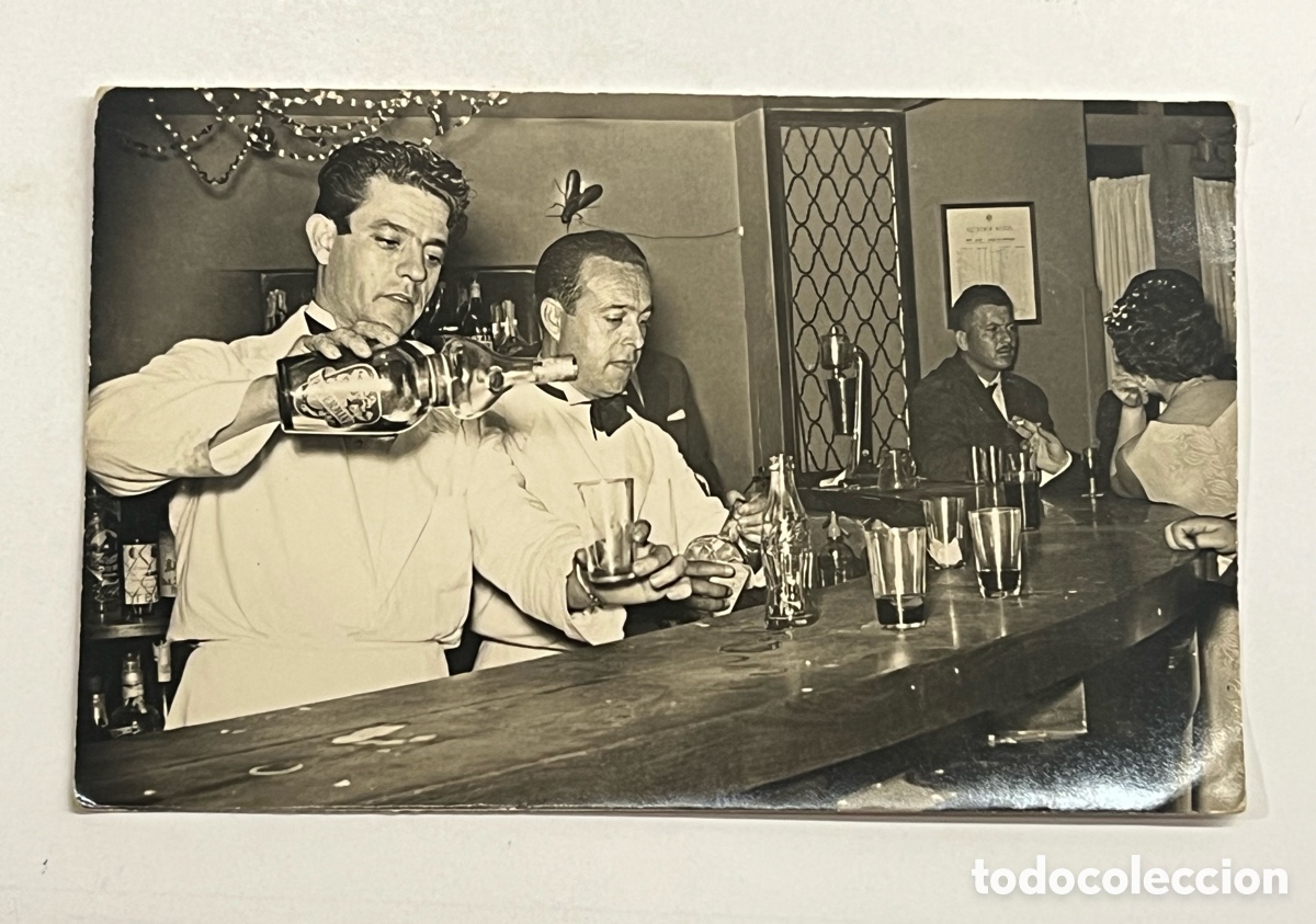 Fotograf&iacute;a antigua: BARMAN sirviendo un Vermut&hellip;. Bares que lugares&hellip; Barra de Bar&hellip; Valencia (h.1950?)