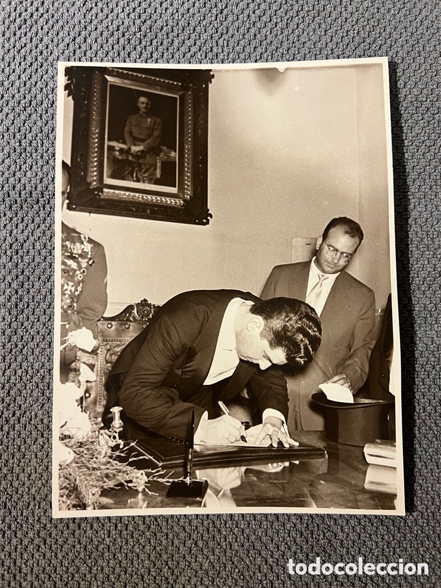 Alte Fotografie: VALENCIA.. Ayuntamiento ? Acto institucional firmando en el libro de Honor de la Ciudad &hellip; (h.1960?)