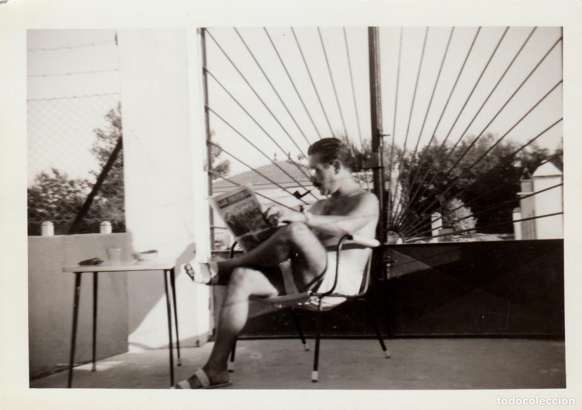 Alte Fotografie: Guapo caballero leyendo el peri&oacute;dico y fumando en pipa. A&ntilde;os 50 sv
