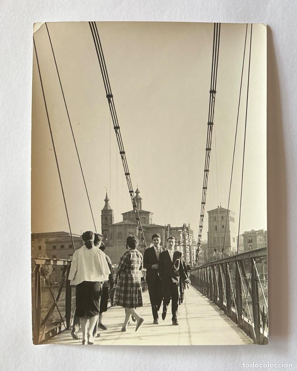 Alte Fotografie: FOTOGRAF&Iacute;A 13 x 18 CMS ANTIGUA PASARELA SOBRE EL EBRO AL FONDO LA ZUDA ZARAGOZA
