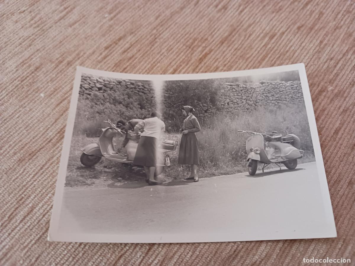 Fotograf&iacute;a antigua: fotografia vespas, camino de sitges, barcelona 1956