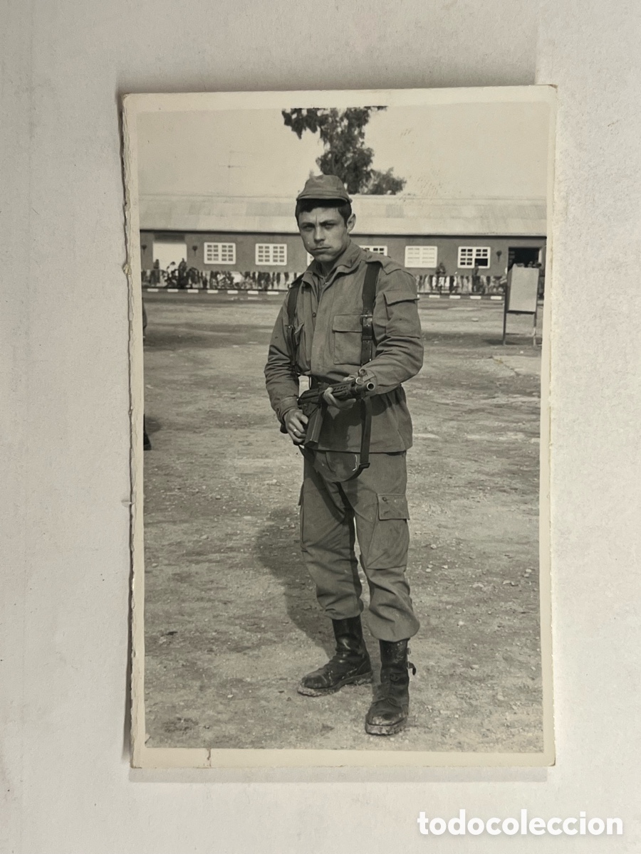 Fotografia antiga: RABASA CIR, No.8, Alicante&hellip; Soldado con Cetme.. para el recuerdo&hellip; (a.1971) Med&iacute;das: 7 x 11,5 cm.