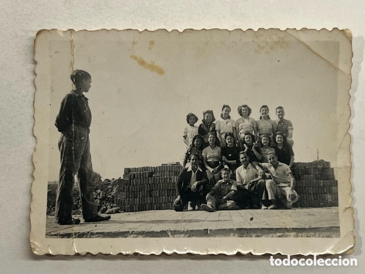 Fotografia antiga: ALICANTE. Fotograf&iacute;a Grupo de amigos.. (h.1945?) Med&iacute;das: 6 x 8,5 cm.,