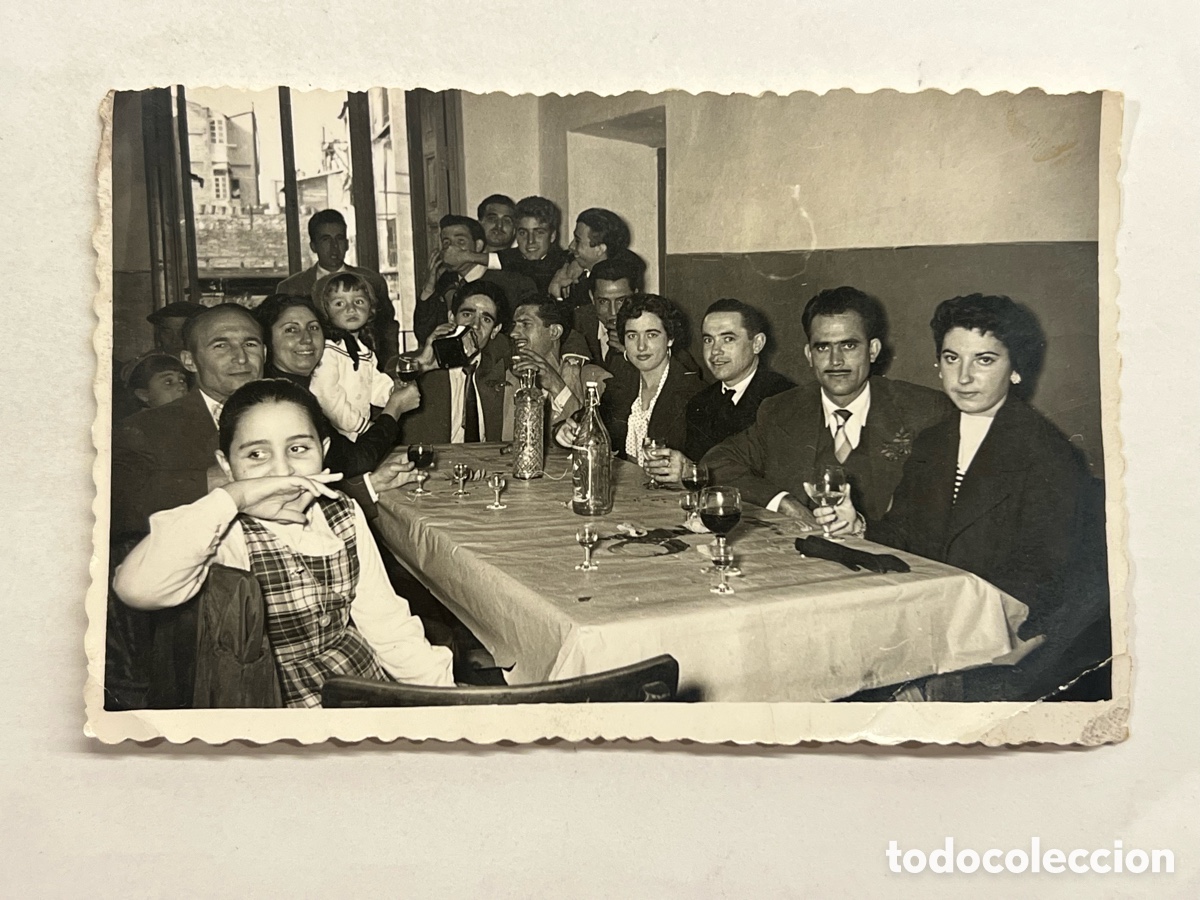 Fotograf&iacute;a antigua: VALENCIA.. Fotograf&iacute;a Alrededor de la mesa.. una larga sobremesa&hellip;. (a.1956) Med&iacute;das: 8,5 x 13 cm