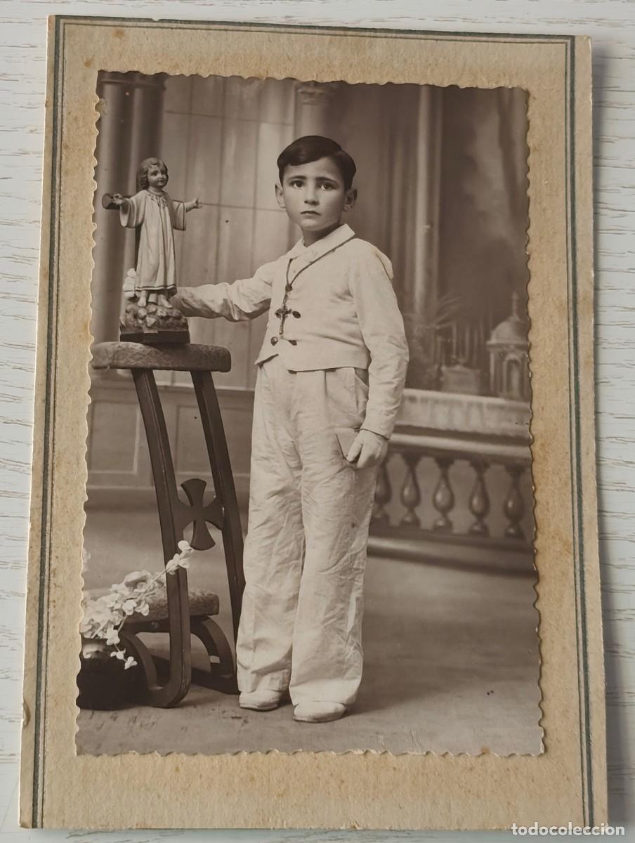 Fotograf&iacute;a antigua: ANTIGUA FOTOGRAF&Iacute;A TROQUELADA DE ESTUDIO DE NI&Ntilde;O VESTIDO DE PRIMERA COMUNI&Oacute;N &middot; MEDIDAS: 14 X 9,5 CM.