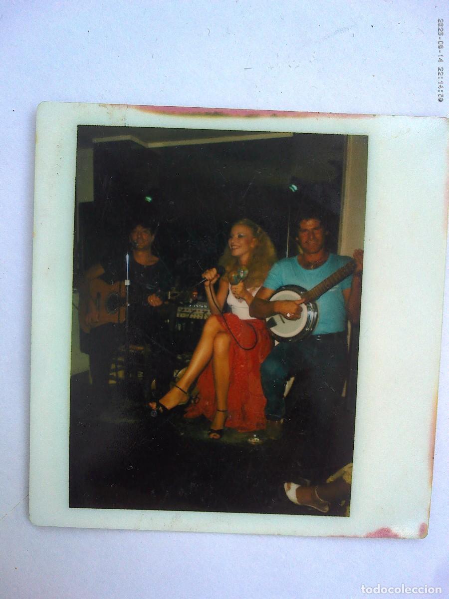 Fotograf&iacute;a antigua: FOTO POLAROID DE GRUPO DE MUSICA , CANTANTE , GUITARRA Y BANJO . DE KODAK
