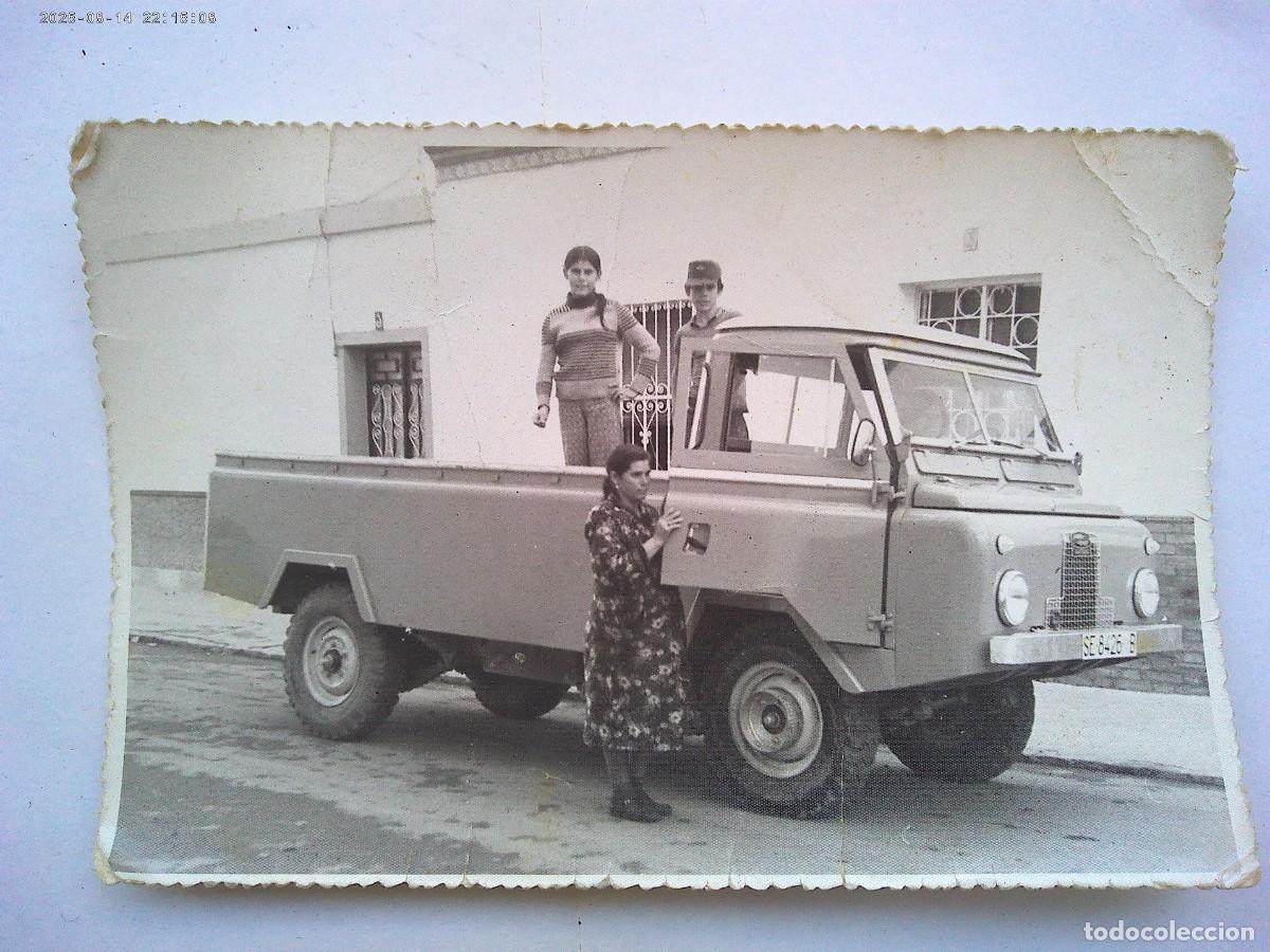 Fotograf&iacute;a antigua: FOTO DE CAMION LAND ROVER MATRICULA DE SEVILLA , 1972 . DE REPORTAJES CALVO ..... 11,5 X 17,5 CM