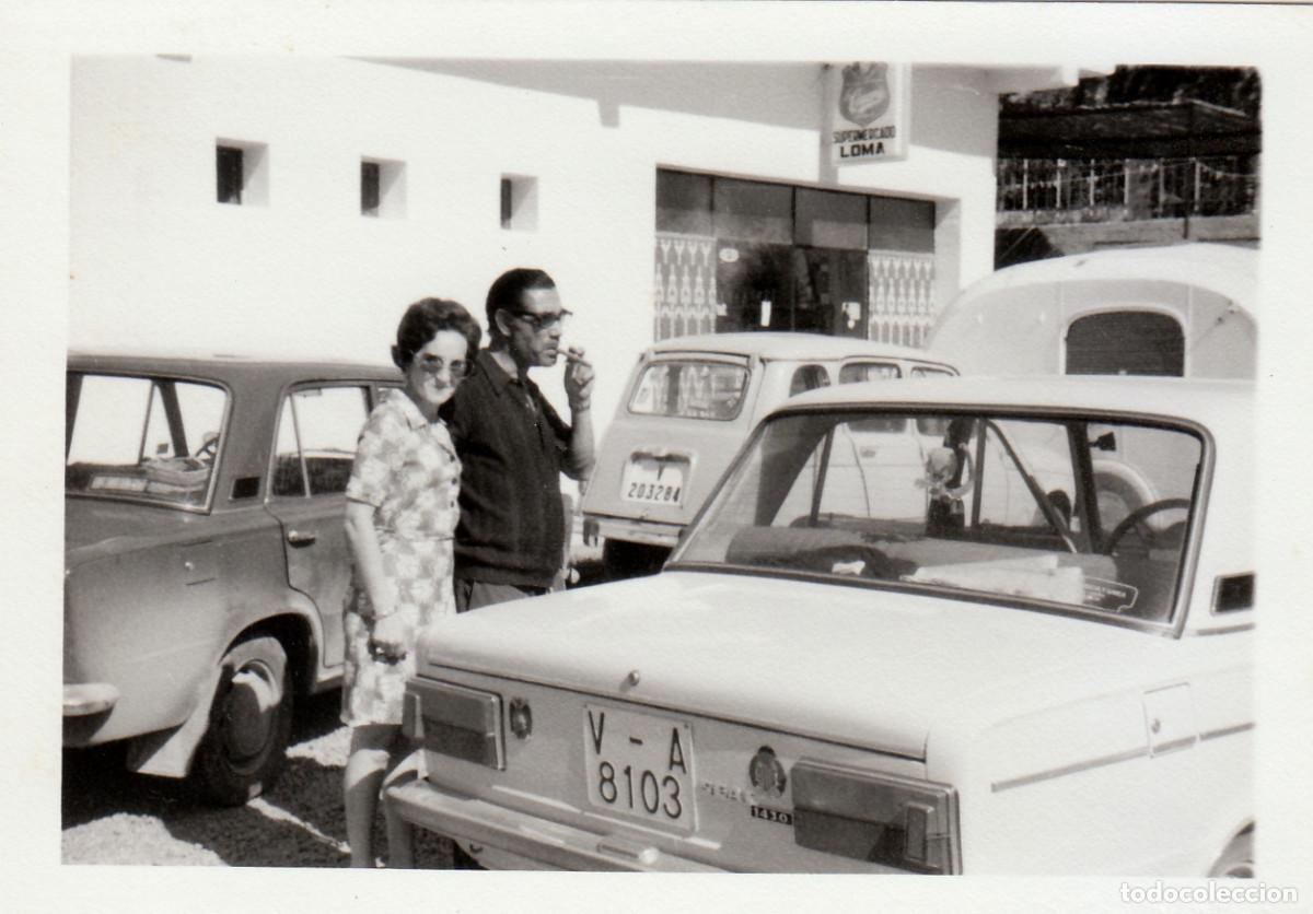 Fotograf&iacute;a antigua: Seat 1430, Renault 4. Coches antiguos. A&ntilde;os 60 sv