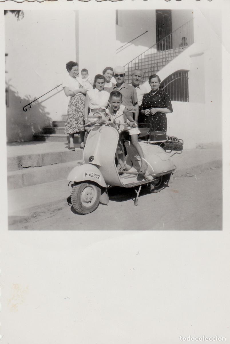 Fotograf&iacute;a antigua: Familia mostrando su moto Vespa. A&ntilde;os 50-60 sv