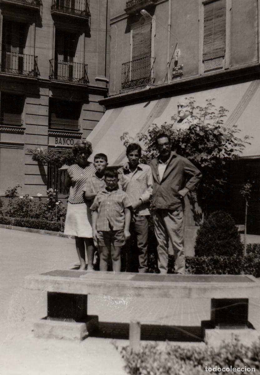 Fotograf&iacute;a antigua: Calatayud, Zaragoza. Antigua plaza Primo de Rivera. Familia. A&ntilde;os 60 sv