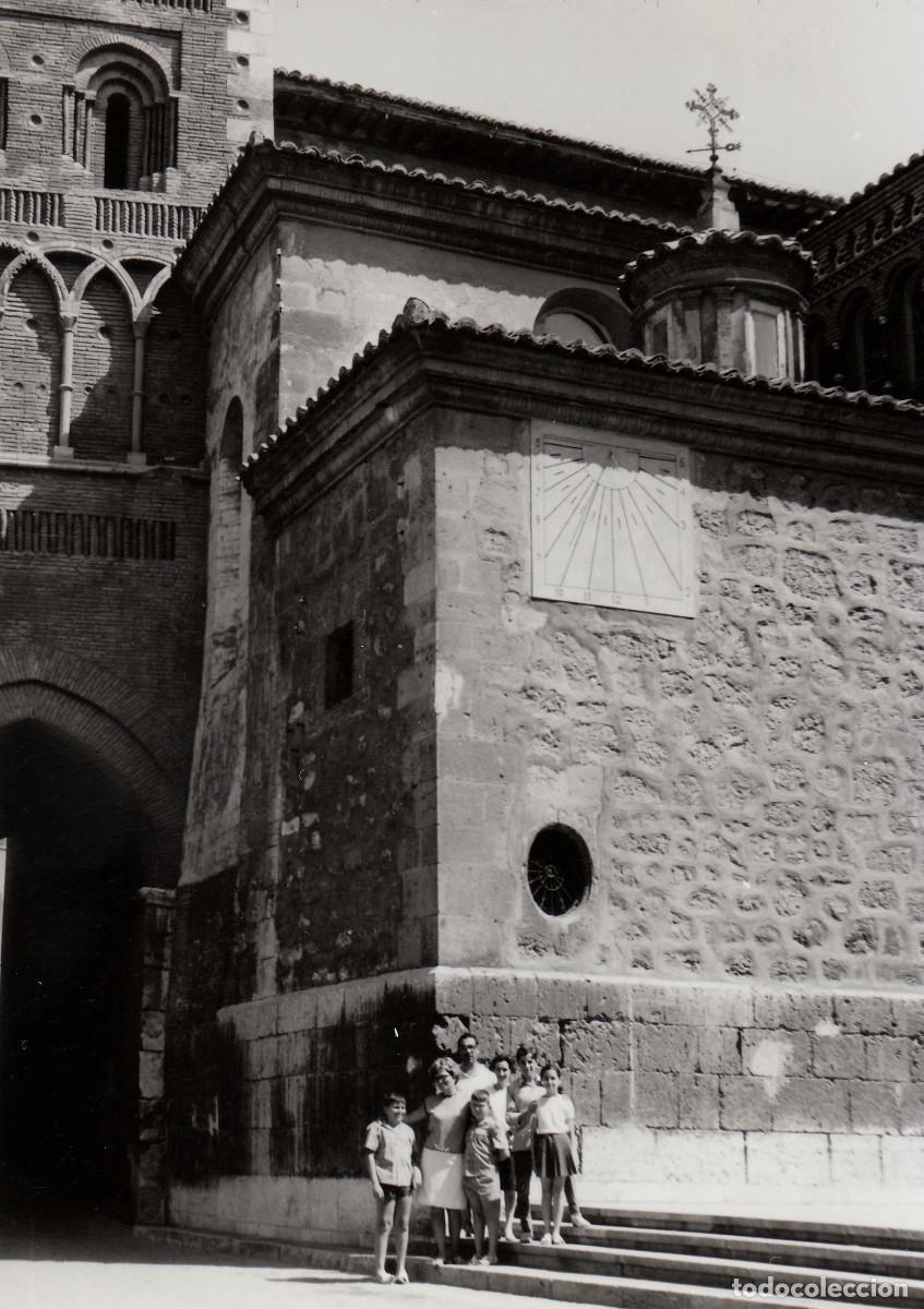 Fotograf&iacute;a antigua: Torre de la Catedral de Teruel. Reloj de sol. Familia. A&ntilde;os 60 sv