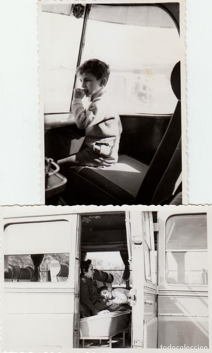 Fotograf&iacute;a antigua: Preparados para el viaje en autocar. Ni&ntilde;o en el autob&uacute;s. 2 fotos. A&ntilde;os 60 sv