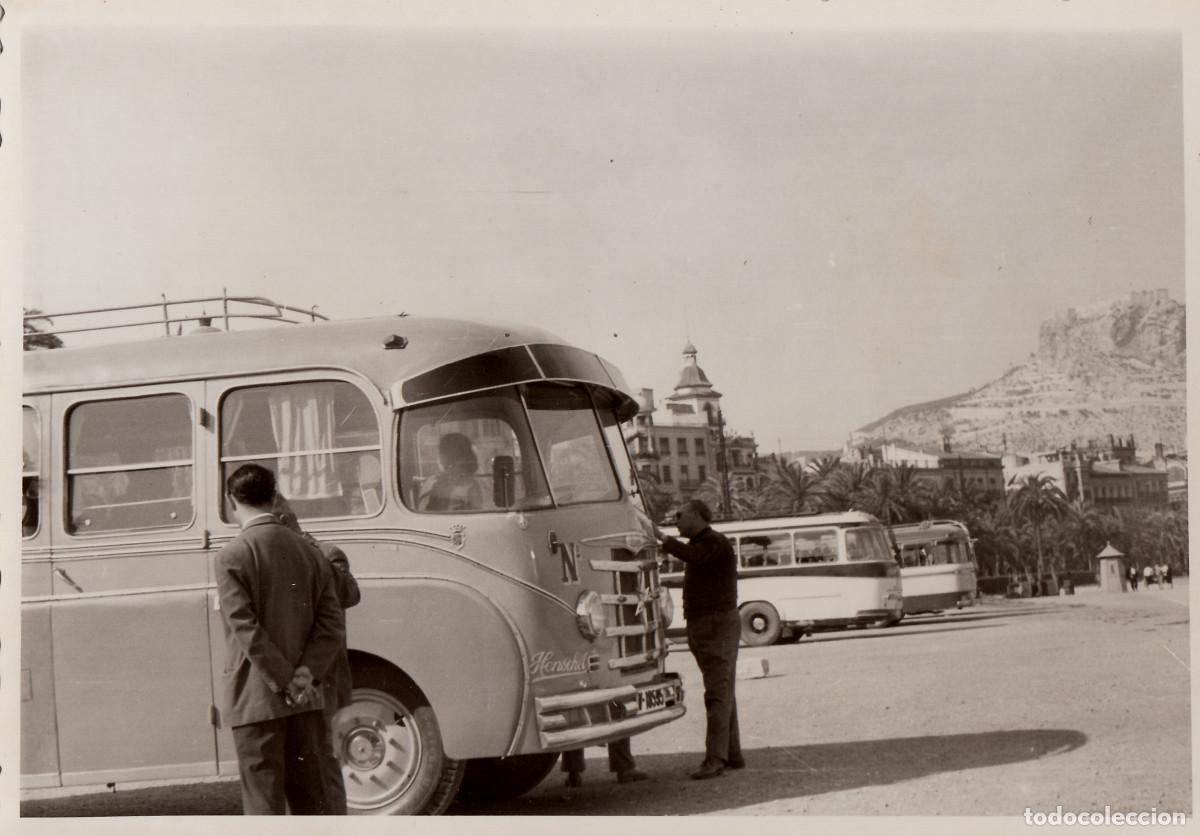 Fotograf&iacute;a antigua: Autob&uacute;s alem&aacute;n Henschel. Autocares. Castillo de Santa B&aacute;rbara. Puerto Alicante A&ntilde;os 60 sv
