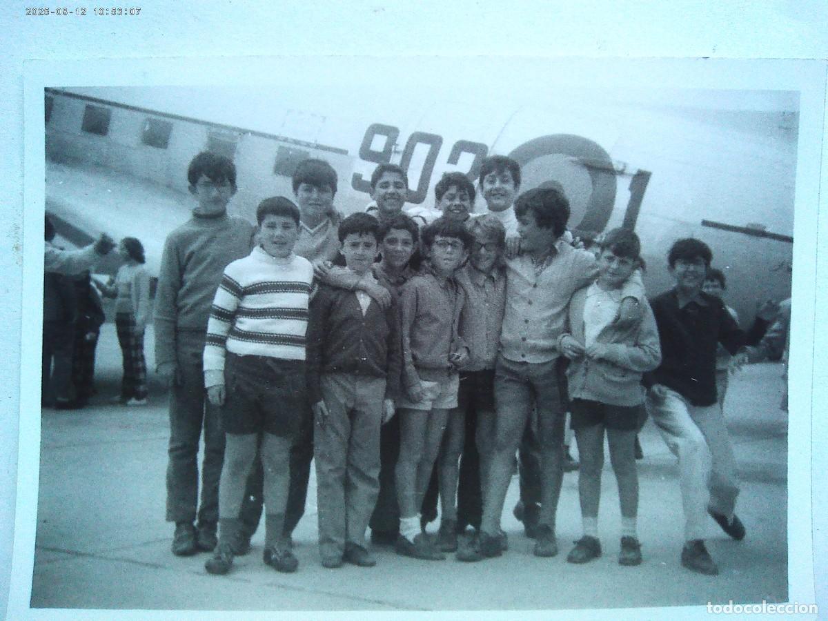 Fotograf&iacute;a antigua: FOTO DE NI&Ntilde;OS EN EL AEROPUERTO DE SEVILLA , DETRAS HAY UN AVION , 1971