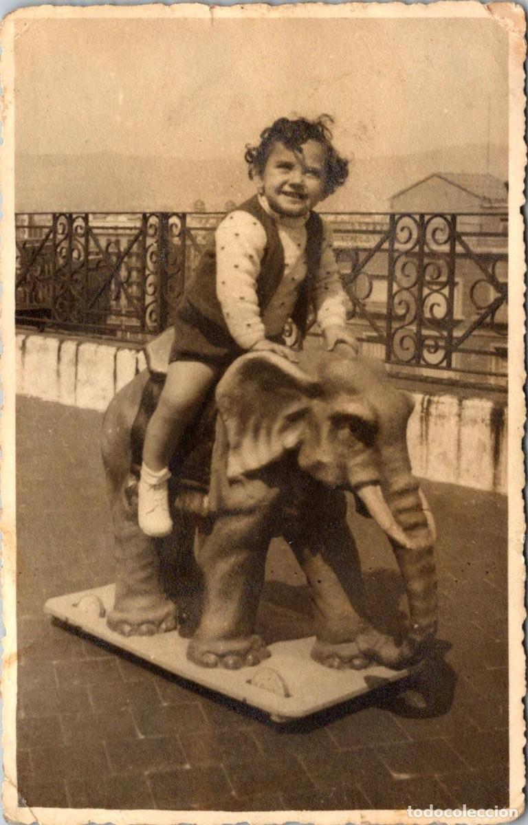 Fotograf&iacute;a antigua: Ni&ntilde;a Jugando con su Elefante de Cart&oacute;n - Antigua Fotograf&iacute;a sin datos - 132x84mm