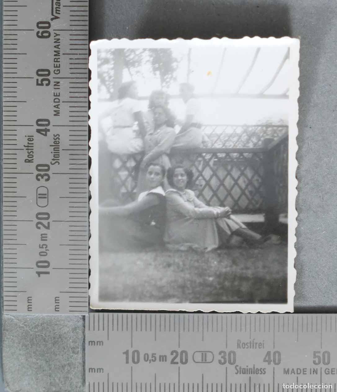 Alte Fotografie: FOTOGRAFIA. Mujeres en jard&iacute;n 1949