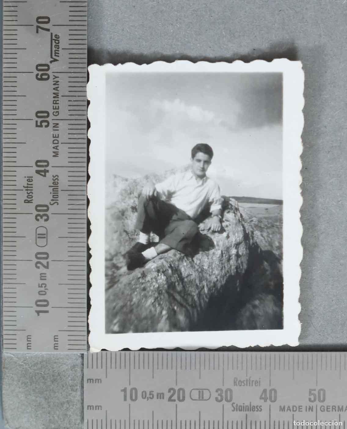 Alte Fotografie: FOTOGRAFIA. Hombre sentado sobre roca en el campo HACIA 1940
