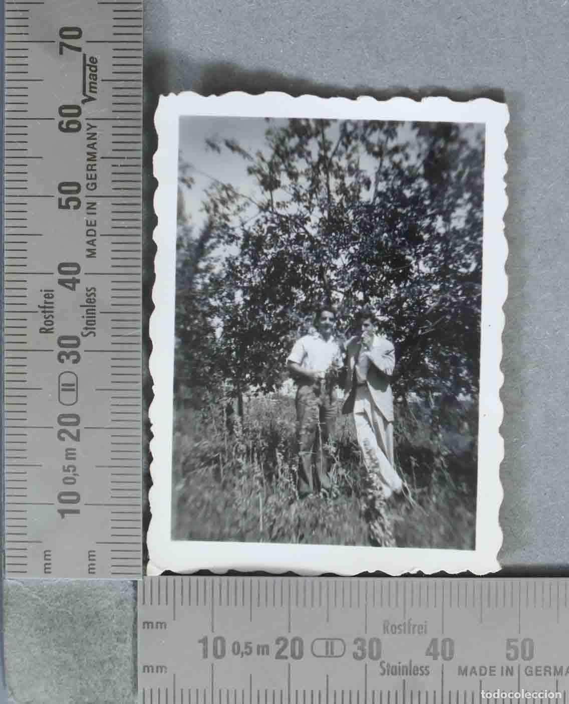 Alte Fotografie: FOTOGRAFIA. Pareja posando en el campo HACIA 1950