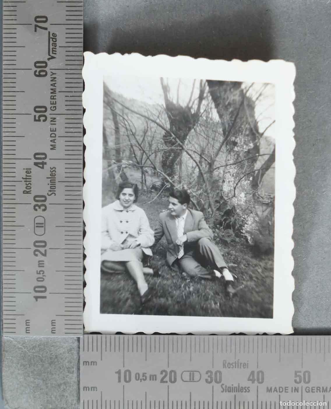 Alte Fotografie: FOTOGRAFIA. Pareja sentada en bosque HACIA 1950