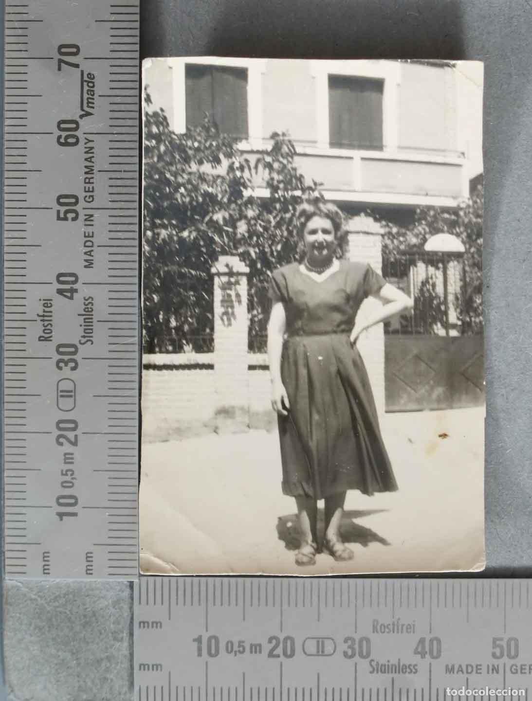 Alte Fotografie: FOTOGRAFIA. Mujer posando frente a casa se&ntilde;orial HACIA 1950