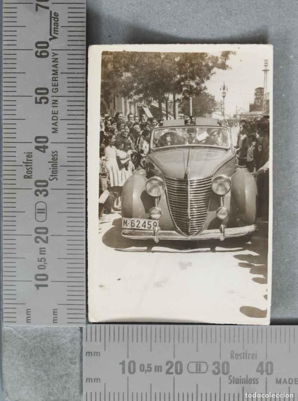 Alte Fotografie: FOTOGRAFIA. PERSONALIDAD CON CHOFER Y MULTITUD HACIA 1940 MADRID