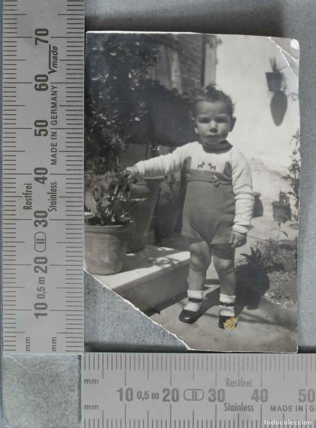 Alte Fotografie: FOTOGRAFIA. Ni&ntilde;o posando en patio - HACIA 1950