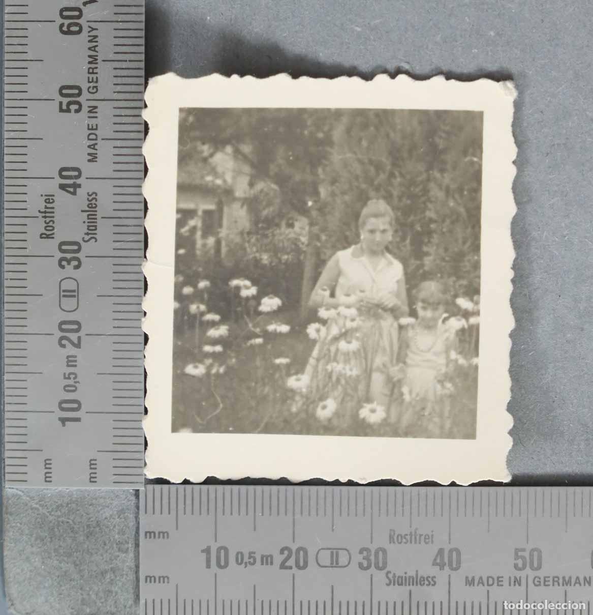 Alte Fotografie: FOTOGRAFIA. Mujer y ni&ntilde;a con margaritas en el jard&iacute;n HACIA 1940