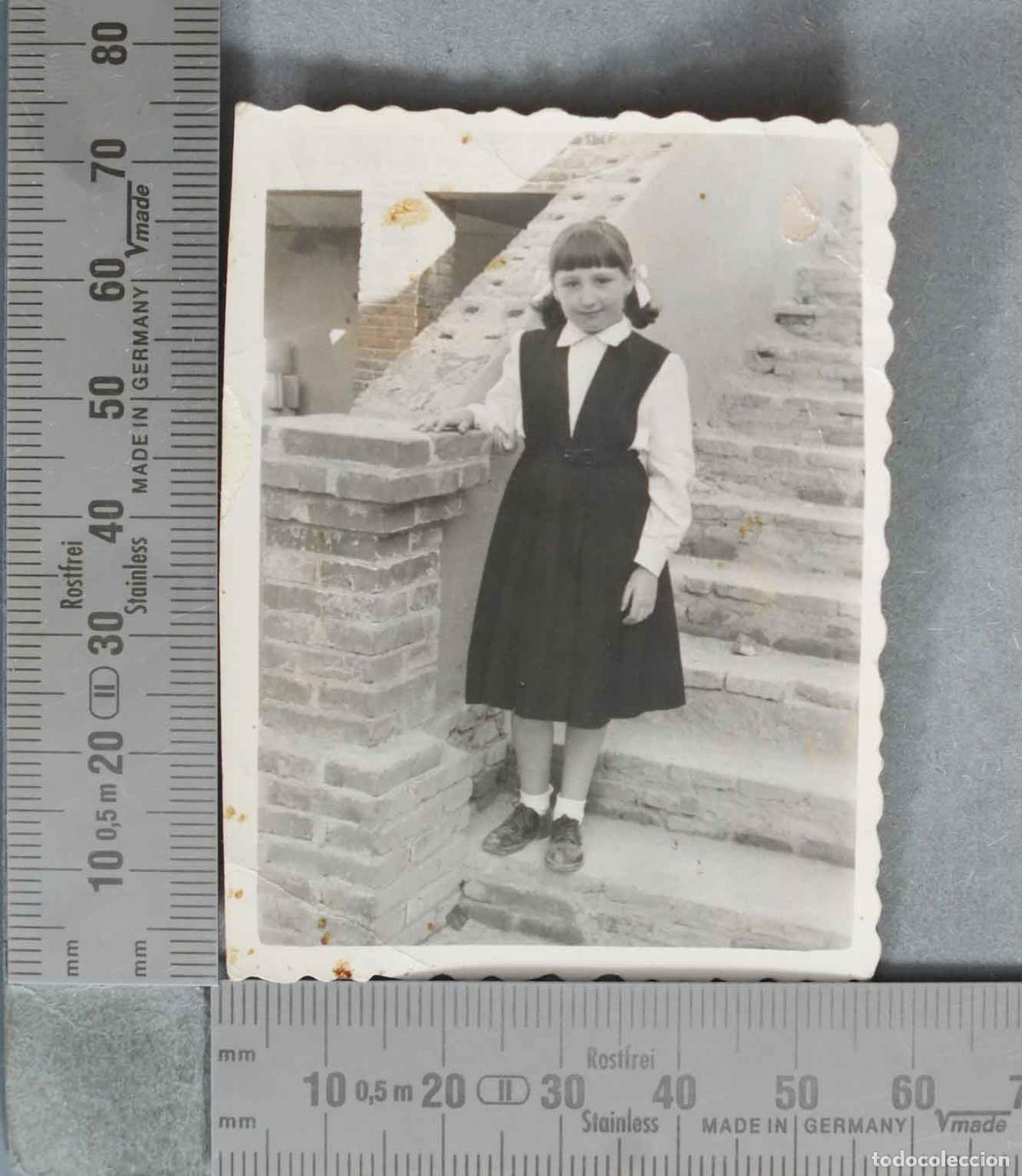 Alte Fotografie: FOTOGRAFIA. Ni&ntilde;a con uniforme escolar en escalera HACIA 1950