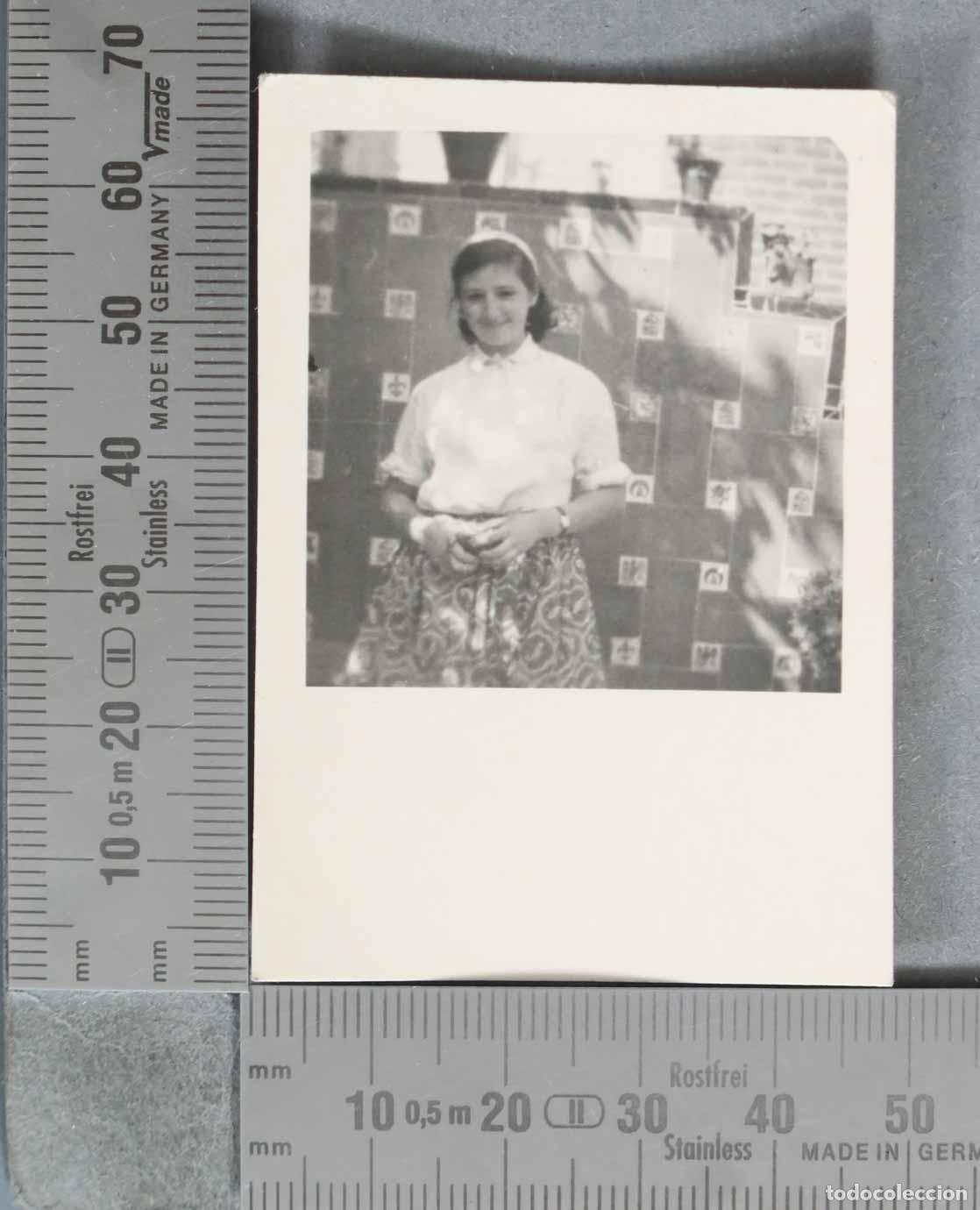 Alte Fotografie: FOTOGRAFIA. Muchacha con falda estampada delante de azulejos HACIA 1950